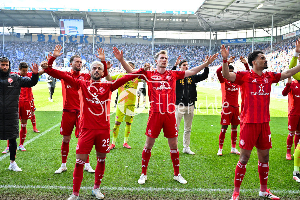 1. FC Magdeburg - Fortuna Düsseldorf | Die Spieler der Fortuna versammeln sich nochmal vorm Gaesteblock und bedanken sich bei den mitgereisten Fans / 2. Bundesliga: 1. FC Magdeburg - Fortuna Duesseldorf, Avnet-Arena am 18.05.2025 / DFL REGULATIONS PROHIBIT ANY USE OF PHOTOGRAPHS AS IMAGE SEQUENCES AND/OR QUASI-VIDEO /  Matthias ZIMMERMANN (Fortuna Duesseldorf 25), Vincent VERMEIJ (Fortuna Duesseldorf 9), Emmanuel IYOHA (Fortunda Duellesdorf 19)