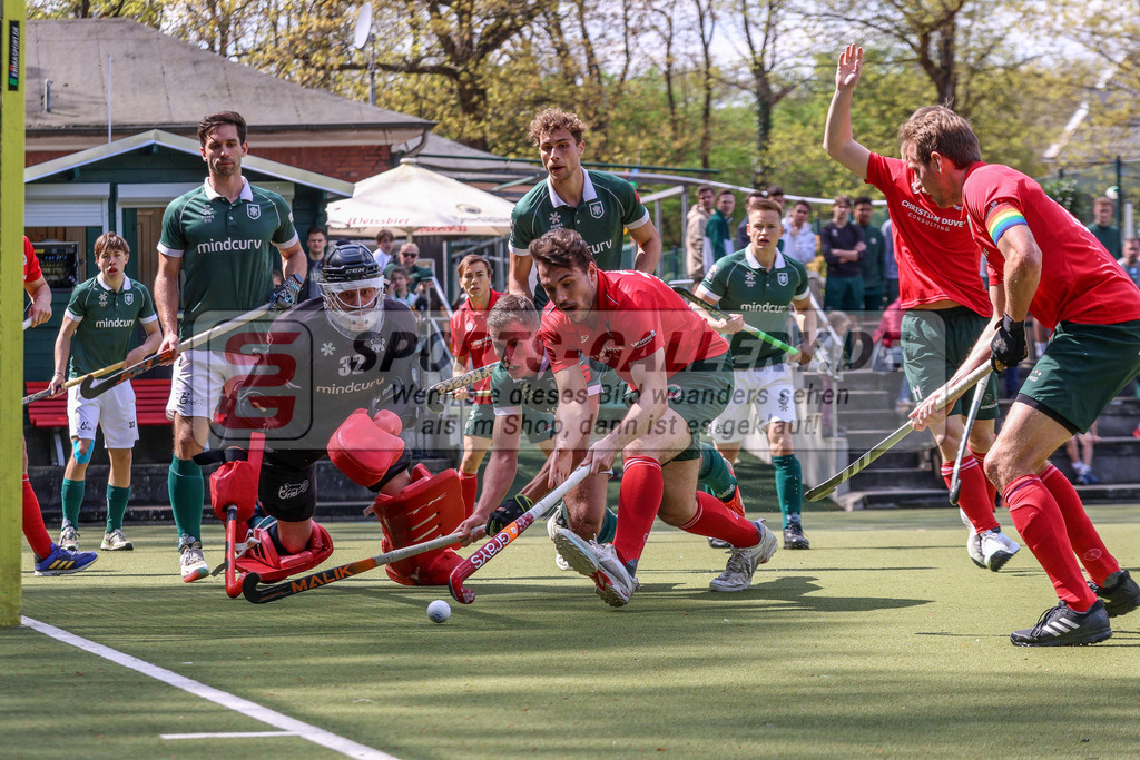 MJ_2023-04-30 HTCU-CHTC-16 | Felix Damberger (Uhlenhorst Mülheim #32), Uhlenhorst Mülheim - Crefelder HTC am 30.4.2023 im Waldstadion, Mülheim a. d. Ruhr
