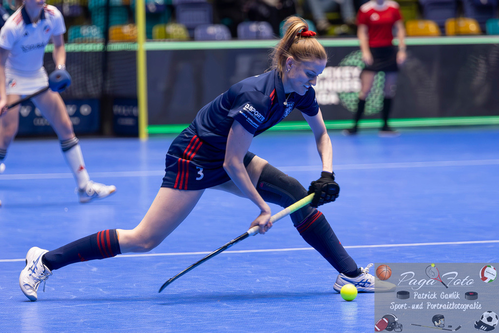 Volvo E.R.B. Final 4 Halbfinale Frauen: Mannheimer HC - Düsseldorfer HC, 25.01.2025 | Annika Marie Spink (Düsseldorfer HC #3) am Ball, Mannheimer HC - Düsseldorfer HC, Frankfurt, Süwag Arena, 25.1.2025 - Realisiert mit Pictrs.com