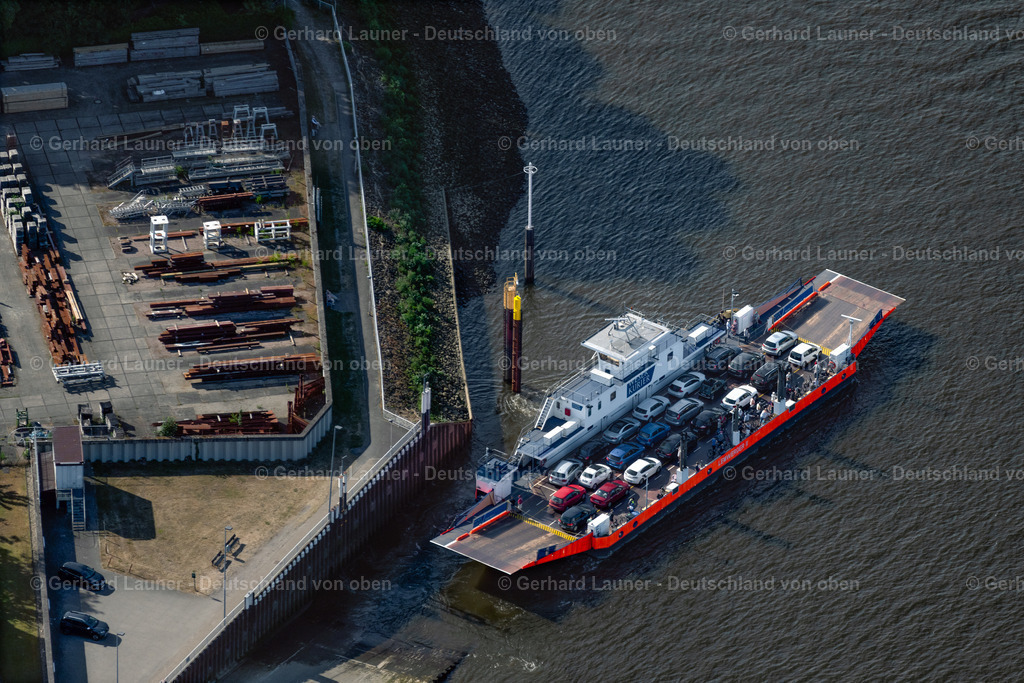 4030203 | LEMWERDER 01.06.2020 Fahrt eines Fähr- Schiffes über die Weser an der Straße An der Fähre in Lemwerder im Bundesland Niedersachsen, Deutschland. Weiterführende Informationen bei: FBS - Fähren Bremen-Stedingen GmbH. // Ride a ferry ship about the Weser on street An der Faehre in Lemwerder in the state Lower Saxony, Germany. Further information at: FBS - Faehren Bremen-Stedingen GmbH. Foto: Gerhard Launer