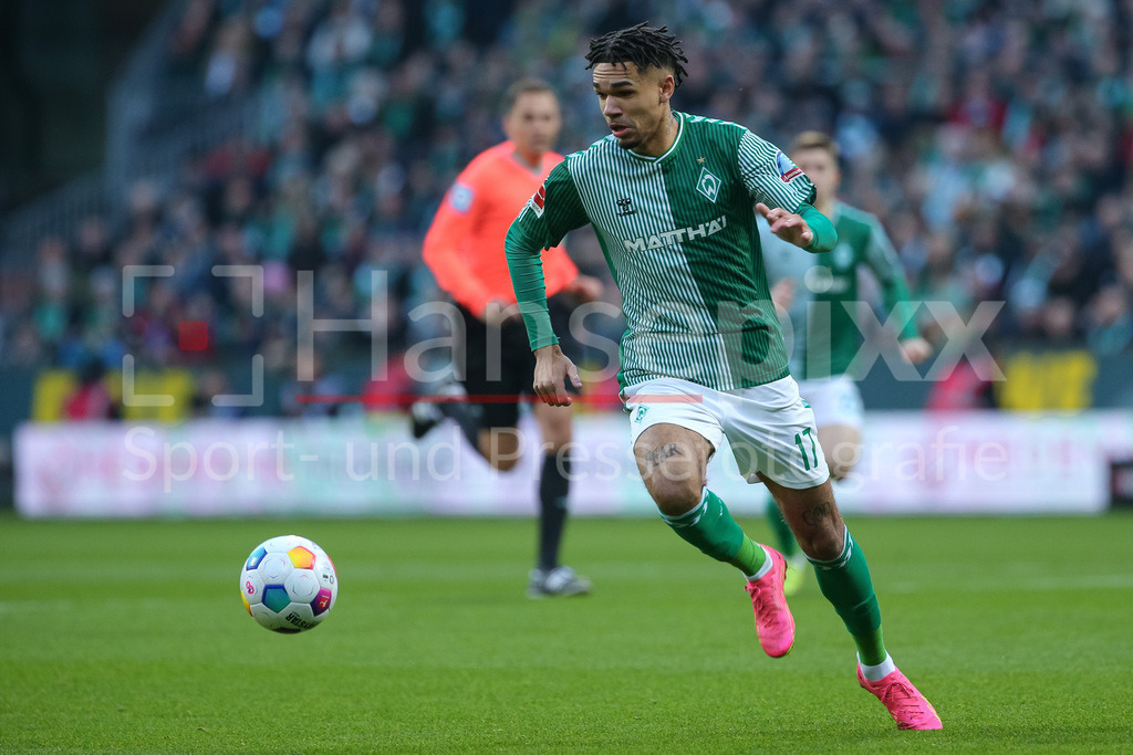 Fussball, Bundesliga, SV Werder Bremen - SC Freiburg | v.li.: Justin Njimah (SV Werder Bremen, 17) am Ball, Einzelbild, Ganzkörper, Aktion, Action, Spielszene, DIE DFL-RICHTLINIEN UNTERSAGEN JEGLICHE NUTZUNG VON FOTOS ALS SEQUENZBILDER UND/ODER VIDEOÄHNLICHE FOTOSTRECKEN. DFL REGULATIONS PROHIBIT ANY USE OF PHOTOGRAPHS AS IMAGE SEQUENCES AND/OR QUASI-VIDEO.