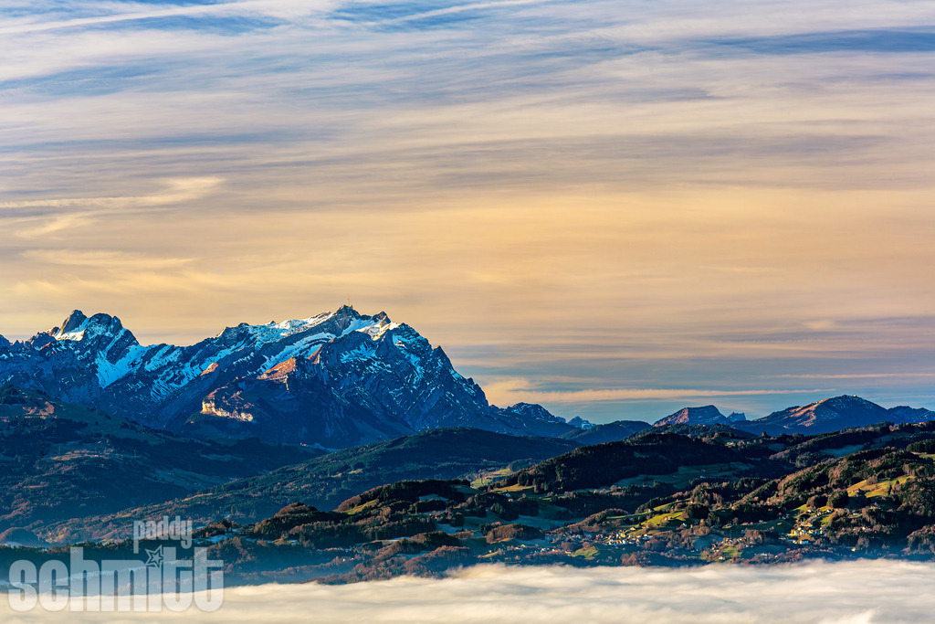 Säntis bei Föhnstimmung im Herbst | Herbstliche Föhnstimmung am Säntis mit eindrucksvollen Wolkenformationen und klarer Sicht auf das markante Bergmassiv. Das warme Herbstlicht verleiht der Landschaft eine besondere Atmosphäre. - Realisiert mit Pictrs.com