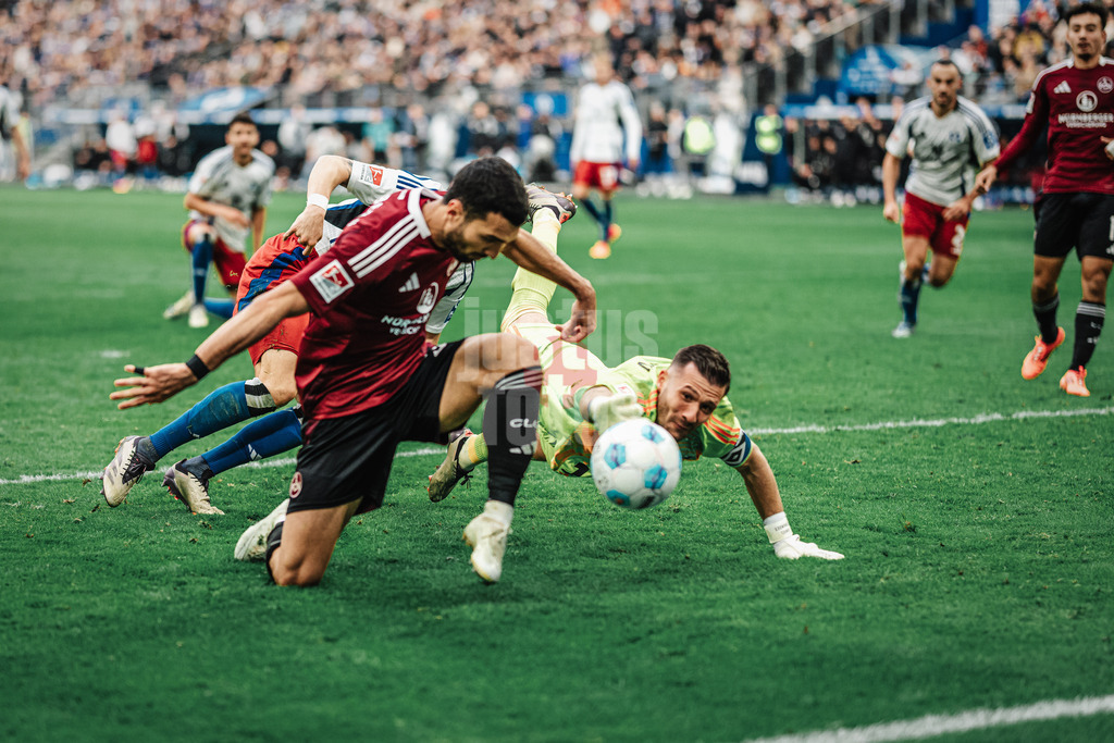 Fußball | Männer | Saison 2024/2025 | 2. Fußball-Bundesliga | 11. Spieltag | Hamburger SV vs. 1. FC Nürnberg | 03.11.2024 | v.l. Mahir Emreli (#30, 1. FC Nürnberg) gegen Daniel Heuer Fernandes (#1, HSV)