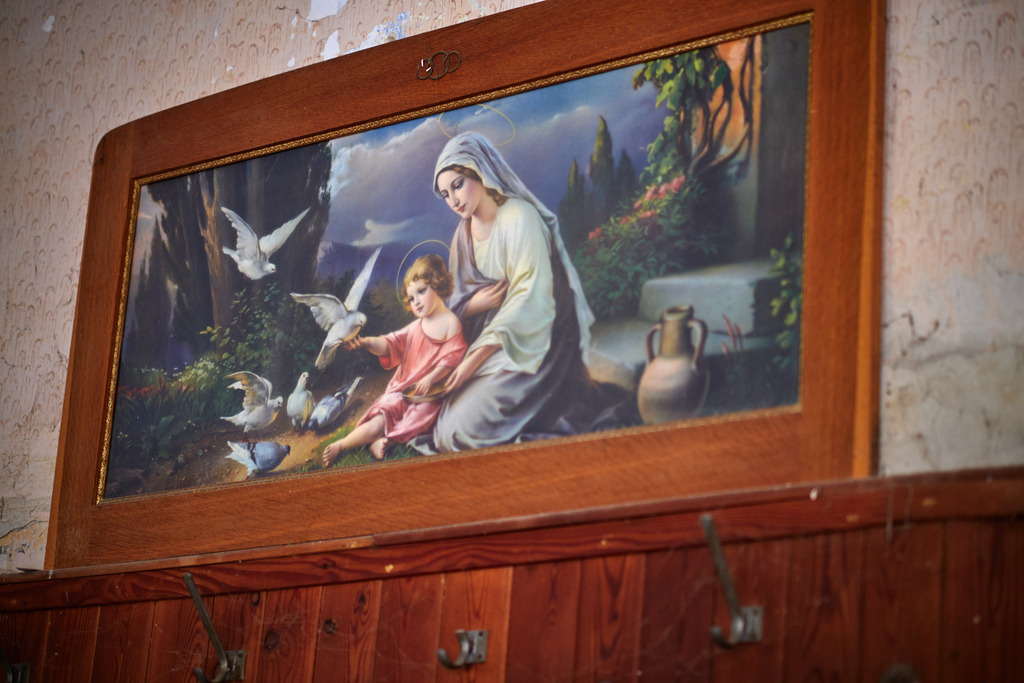 Innenraum einer leeren Gaststätte im Weinviertel | Austria - June 08, 2021: Innenraum einer leeren Gaststätte im Weinviertel, Heiligenbild im Gastzimmer. - Realisiert mit Pictrs.com