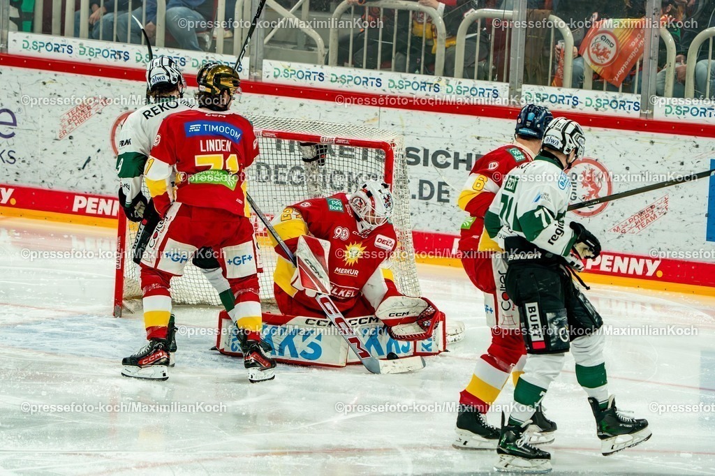 xKKUx01032601010 | 01.03.2026, xkkux, Eishockey, DEL2, Düsseldorfer EG - Bietigheim Steelers, PSD Bank Dome Düsseldorf: Torhüter Goaly Niklas Lunemann (DEG #27) Kevin Maginot (DEG #06) Ture Linden (DEG #71) verteidigen das Tor gegen Brett Kemp (Bietigheim Steelers #09) Bastian Eckl (Bietigheim Steelers #71) 