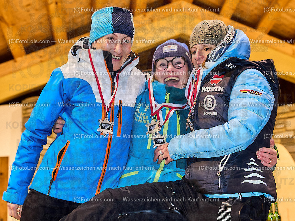 ALP5202_MASTERS-Cup_GS_Siegerehrung | (C)FotoLois.com, Alois Spandl. FIS Masters-Cup Wildschönau, Giant Slalom auf der Piste Schatzberg GS, Siegerehrung auf dem Dorfplatz Niederau, Sa 13. Januar 2024.