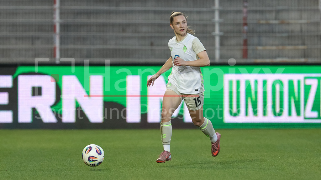 Fussball, Google Pixel Frauen-Bundesliga, 1. FC Union Berlin - SV Werder Bremen | Michelle Weiß (SV Werder Bremen, 15) am Ball, Freisteller, Einzelbild, Ganzkörper, Aktion, Action, Spielszene, DIE DFB-RICHTLINIEN UNTERSAGEN JEGLICHE NUTZUNG VON FOTOS ALS SEQUENZBILDER UND/ODER VIDEOÄHNLICHE FOTOSTRECKEN. DFB REGULATIONS PROHIBIT ANY USE OF PHOTOGRAPHS AS IMAGE SEQUENCES AND/OR QUASI-VIDEO.