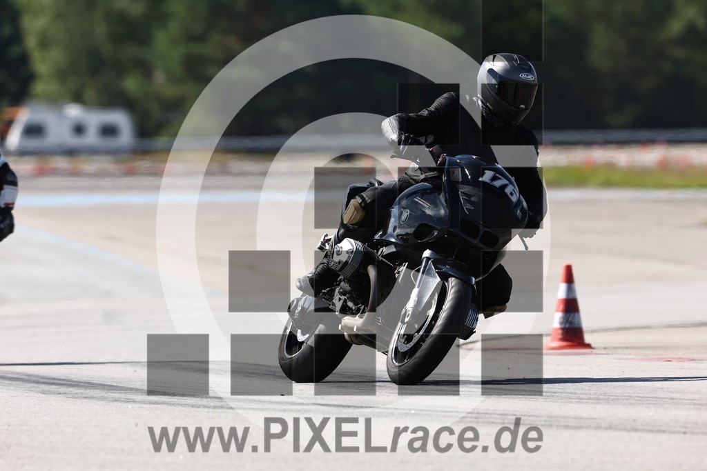 0176-20240707_05037 | Schöne Erinnerungen an spannende Momente - das festzuhalten ist unser Job. PIXELrace.de ist seit 2003 auf den Rennstrecken Europas unterwegs um die Action draußen beim Fahren und die wunderbare Stimmung imm Fahrerlager für euch einzufangen.