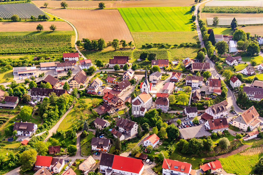 Luftbild: Dorfmitte mit Kirche Unsere Liebe Frau aus Nordosten im Ortsteil Lippertsreute in Überlingen im Bundesland Baden-Württemberg in Deutschland. – Foto: IMG_57615.jpg vom 08.06.2013 durch Werner Riehm/FLY-FOTO.de – Auflösung des Originals: 4367 x 2911 px