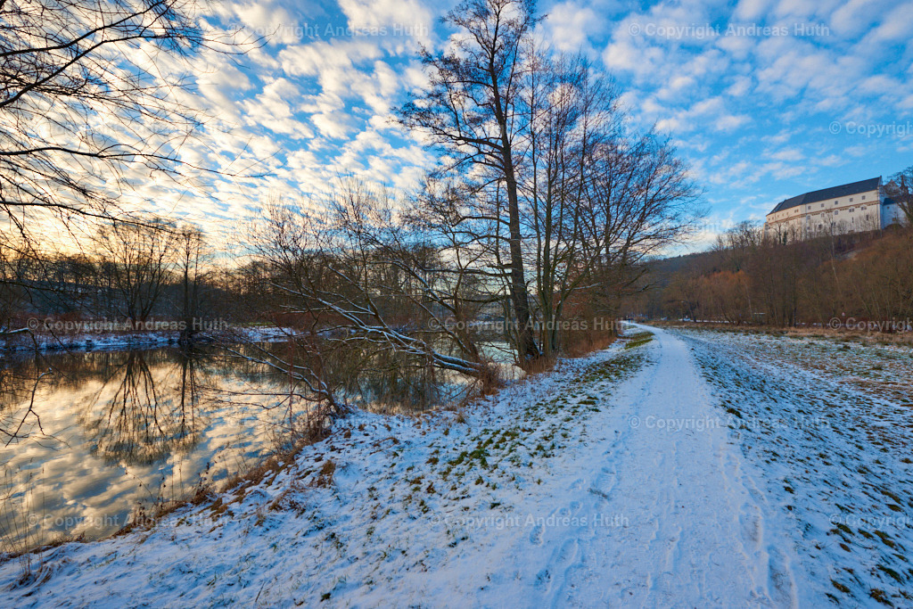 Die Zschopau unterhalb Schloss Sachsenburgs mitsamt der Erinnerungsstätte an eins der frühesten NS-KZ in der ehemaligen Spinnfabrik02 | Bedeutsame Landschaften Deutschlands - Realisiert mit Pictrs.com