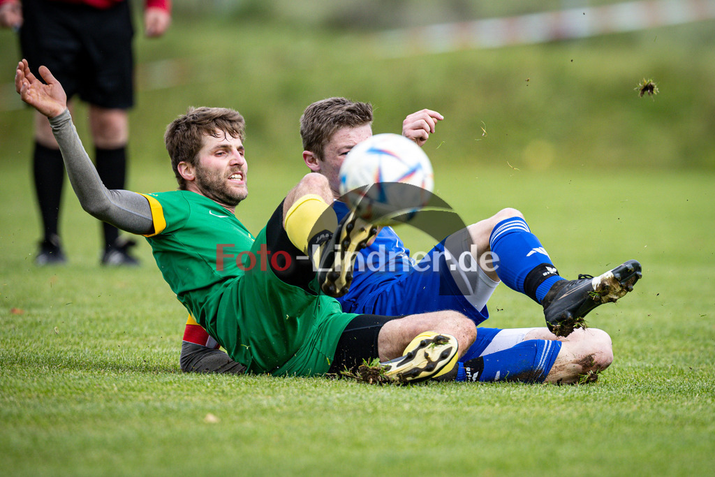 ASV Eglfing gegen SG SV Eberfing/SV Söchering | Fußball Herren A-Klasse Gruppe 5 Zugspitze 2025/26 10. Spieltag, ASV Eglfing gegen SG SV Eberfing/SV Söchering, 20251005,Zweikampf,2025-10-05 in Eglfing (Sportanlage Eglfing), Thomas ERTL (ASV Eglfing Kapitän 5), Maximilian ZACH (SG SV Eberfing/SV Söchering 5)Copyright: WolfgangxLindner www.foto-lindner.de