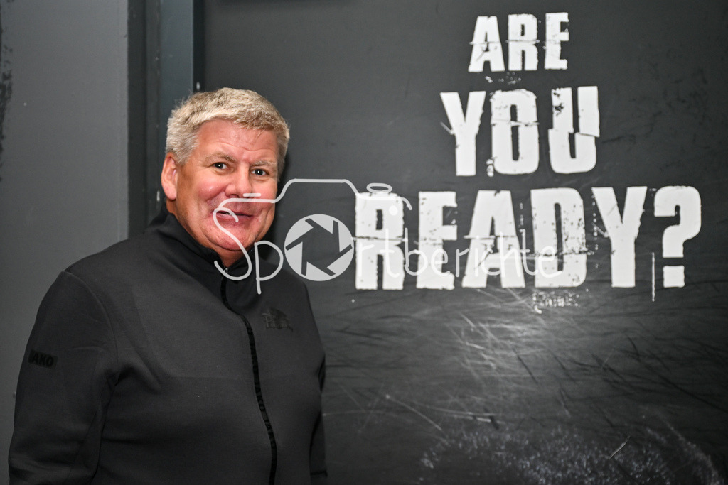 Augsburger Panther 2025/26 | im Bild der neue Cheftrainer der Augsburger Panther Bill PETERS Trainer Augsburger Panther / Einzelfoto / Freisteller / in der Kabine / Media Day Augsburger Panther: Curt-Frenzel Stadion am 06.08.2025