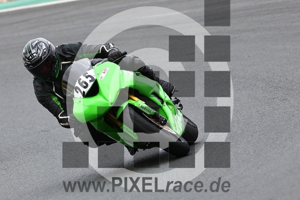 0265-20240916_02169 | Schöne Erinnerungen an spannende Momente - das festzuhalten ist unser Job. PIXELrace.de ist seit 2003 auf den Rennstrecken Europas unterwegs um die Action draußen beim Fahren und die wunderbare Stimmung imm Fahrerlager für euch einzufangen.