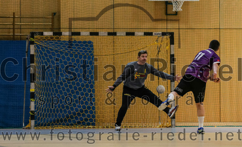 2024-02-24_063_SpVgg_Altenerding_gegen_SSG_Metten | Erding, Deutschland, 24.02.2024:
Handball, Bezirksoberliga Männer 2023 / 2024, 16. Spieltag, SpVgg Altenerding gegen SSG Metten, Endergebnis: 29:24

Matthias Elgeti (SSG Metten, #1), Christian Loris (SpVgg Altenerding, #11)

Foto: Christian Riedel / fotografie-riedel.net