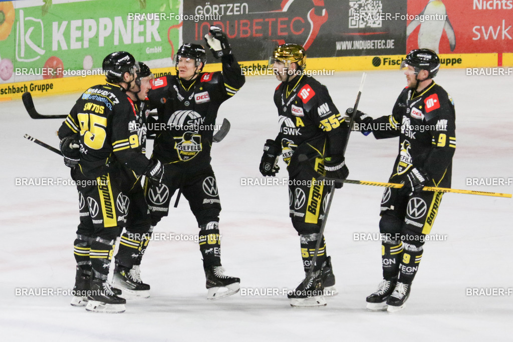 02.11.2025: DEL2  Krefeld Pinguine - Eispiraten Crimmitschau | Krefeld, Deutschland, 02.11.2025: Philip Gogulla (Krefeld Pinguine) jubelt nach seinem Tor während des DEL2-Spiels zwischen Krefeld Pinguine - Eispiraten Crimmitschau am 02.11. 2025 in der Yayla-Arena in Krefeld, Deutschland. (Foto Ralph Görtz / Brauer-Fotoagentur)