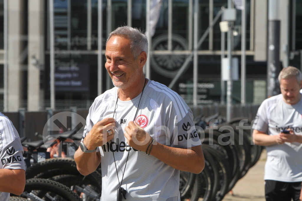 Adi Hütter | Online-Shop | monipfaff.de - Realisiert mit Pictrs.com
