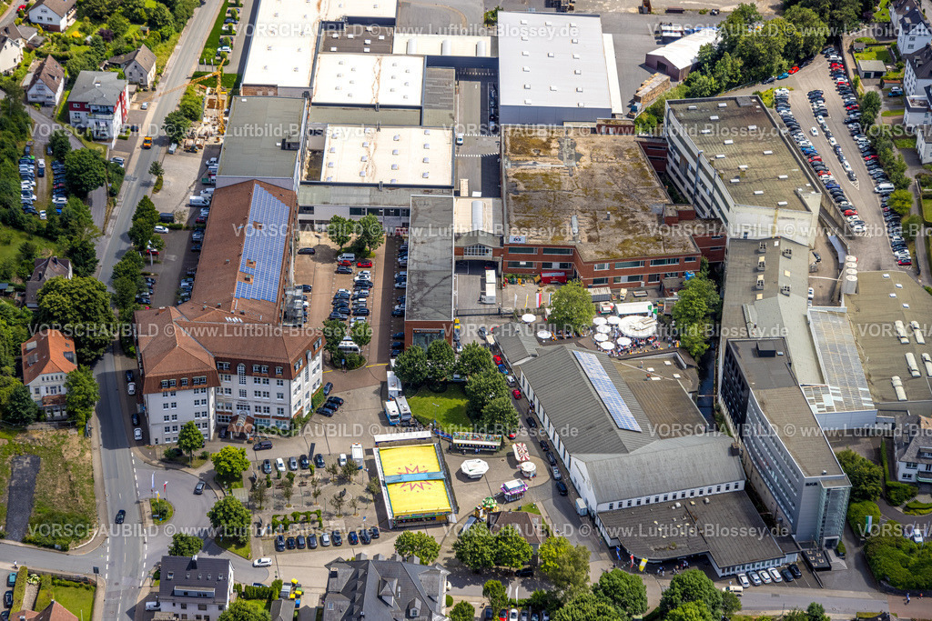 Sundern240709038 | Luftbild, Rathaus und Volksfest Kirmes auf dem Rathausplatz, Hubertushalle der Schützenbruderschaft St. Hubertus 1631 e.V. Sundern, , Sundern, Sauerland, Nordrhein-Westfalen, Deutschland