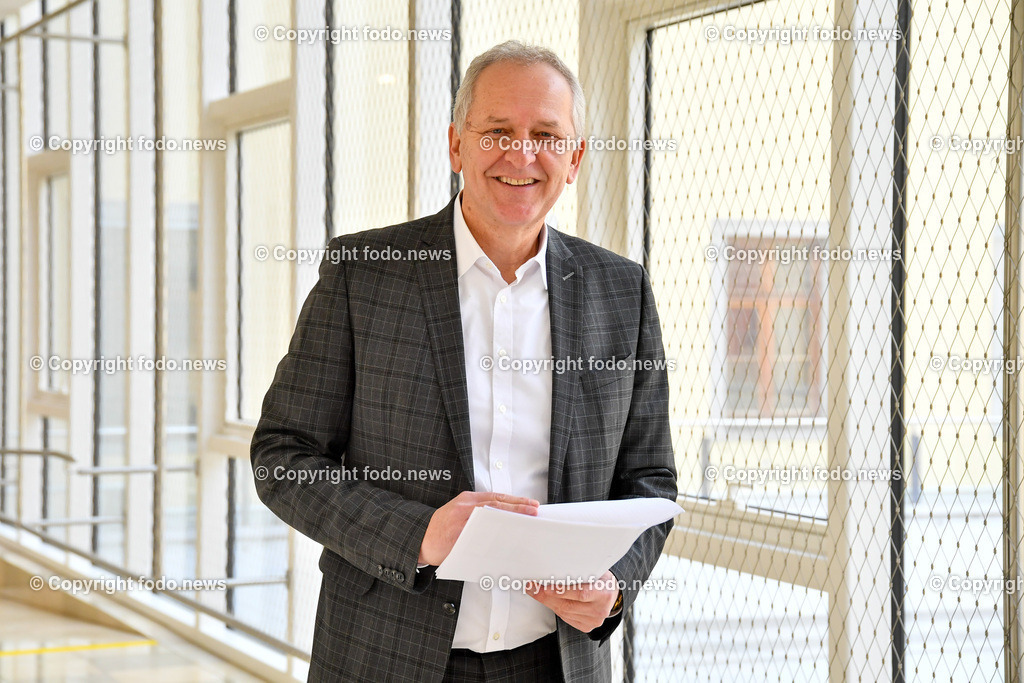 Pressekonferenz AMS-Landesdirektorium_ Arbeitsprogramm 2023_ 06.02.2023-8 | 06.02.2023, Presseclub Linz, AUT, Pressekonferenz AMS-Landesdirektorium, Arbeitsprogramm 2023 im Bild Gerhard Strasser (Landesgeschaeftsfuehrer des Arbeitsmarktservice Ooe)