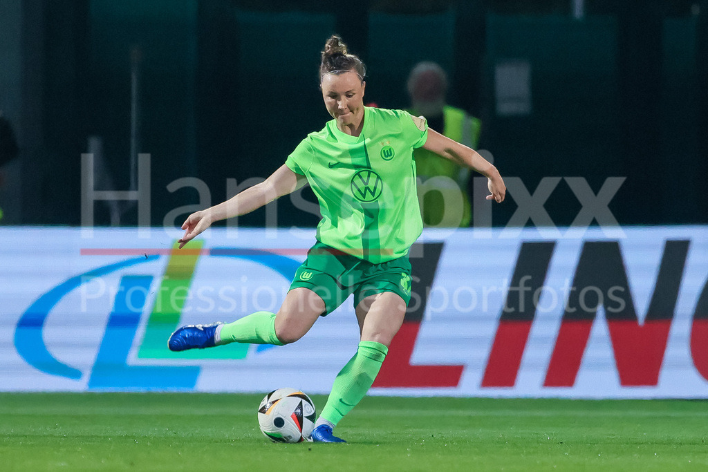 Fussball, Google Pixel Frauen-Bundesliga, VfL Wolfsburg - 1. FC Köln | v.li.: Marina Hegering (VfL Wolfsburg, 31) am Ball, Freisteller, Einzelbild, Ganzkörper, Aktion, Action, Spielszene, DIE DFB-RICHTLINIEN UNTERSAGEN JEGLICHE NUTZUNG VON FOTOS ALS SEQUENZBILDER UND/ODER VIDEOÄHNLICHE FOTOSTRECKEN. DFB REGULATIONS PROHIBIT ANY USE OF PHOTOGRAPHS AS IMAGE SEQUENCES AND/OR QUASI-VIDEO.