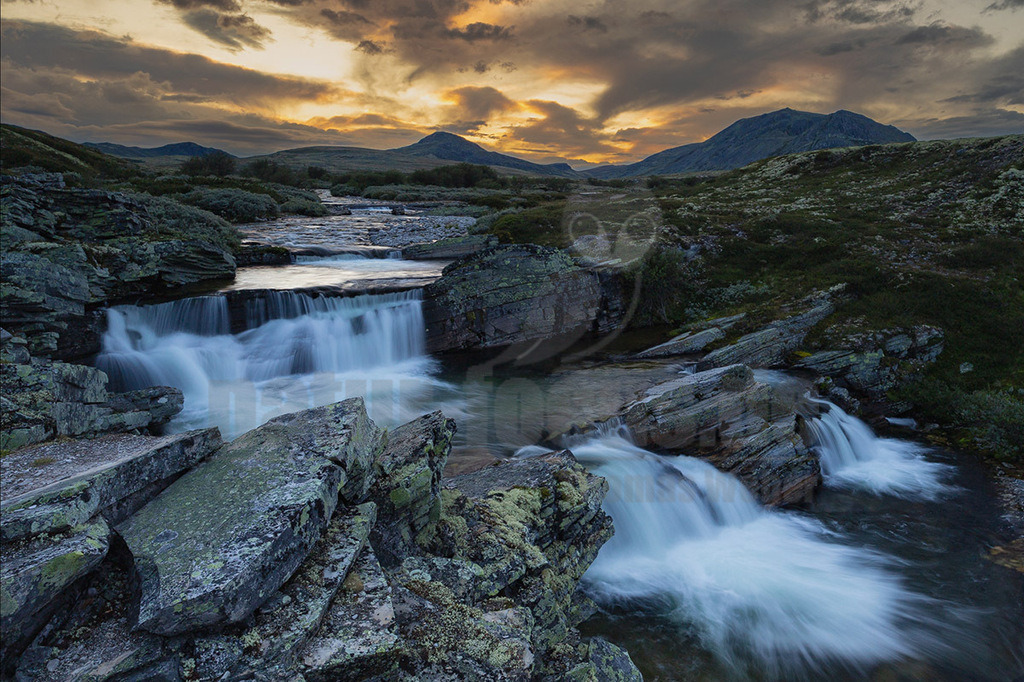 R6NF9771_20240730 | Norwegen, bekannt für seine atemberaubende Natur, beherbergt eine Vielzahl von Flüssen und Fjells (Bergen), die die Landschaft prägen. Diese Landschaften aus Flüssen und Fjells machen Norwegen zu einem Paradies für Naturliebhaber und bieten unzählige Möglichkeiten für Outdoor-Aktivitäten wie Wandern, Angeln und Skifahren. - Realisiert mit Pictrs.com