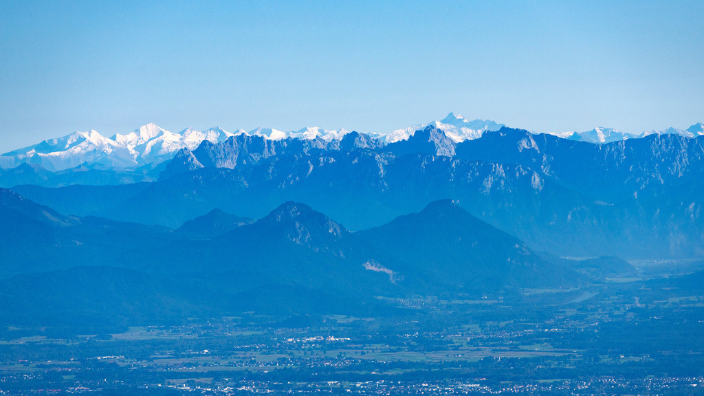dr__0091282.jpg | INNERGSCHLöß 23.09.2021 Gipfel der Alpen bis hin zum Großvenediger in der Felsen- und Berglandschaft in Innergschlöß in Tirol, Österreich. // Rocky and mountainous landscape of Alpen bis hin zum Grossvenediger in Innergschloess in Tirol, Austria. Foto: Daniel Reiter