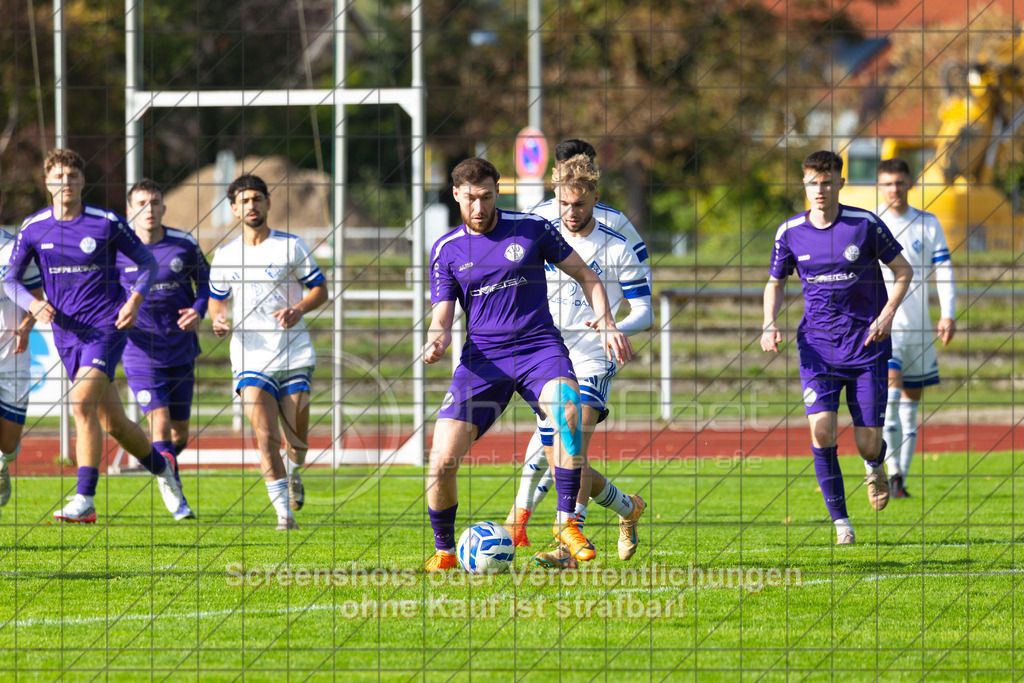 20261010_153648_0616_(c)_by_PhotoPeet | #,1.FC Eislingen (weiß) vs. TSV Bernhausen (lila), Fussball, Landesliga 2 - wfv, 11. Spieltag, Saison 2026/2027, Rasenplatz, Eichbachstation, Haldenstraße, 73054 Eislingen, 10.10.2026 - 15:30 Uhr,Foto: PhotoPeet / Sport- &amp; Eventfotografie / Peter Harich