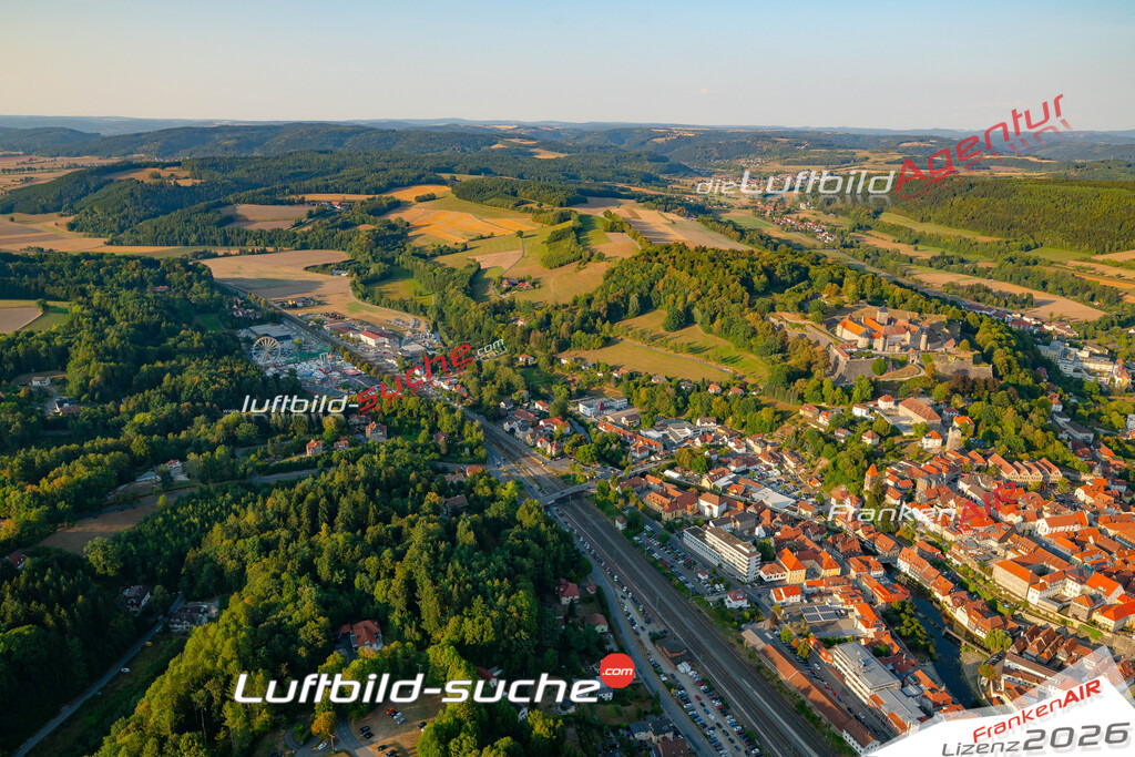 Die Luftbildaufnahme Schuetzenfest - Kronach wurde 2018 mittels Flugzeug (keine Drohne) erstellt. Perfekte Schärfe und Druck- Auflösung- Garantiert!