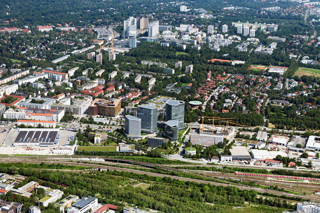 dr__0048448.jpg | MüNCHEN 19.07.2024 Bürogebäude des Verwaltungs- und Geschäftshause- Ensembles " Bavaria Towers " an der Truderinger Straße im Stadtteil Bogenhausen in München im Bundesland Bayern, Deutschland. Weiterführende Informationen bei: BKLS Architekten + Stadtplaner BDA,  Bayern Projekt GmbH,  Die Tragwerker GmbH,  Ingenieurbüro Hausladen GmbH,  NIETO SOBEJANO ARQUITECTOS GMBH,  PERI GmbH,  bwp Burggraf + Reiminger Beratende Ingenieure GmbH. // Office building of the administration and business house ensemble "Bavaria Towers" on Truderinger Strasse in the district on street Riedenburger Strasse of Bogenhausen in Munich in the state Bavaria, Germany. Further information at: BKLS Architekten + Stadtplaner BDA,  Bayern Projekt GmbH,  Die Tragwerker GmbH,  Ingenieurbuero Hausladen GmbH,  NIETO SOBEJANO ARQUITECTOS GMBH,  PERI GmbH,  bwp Burggraf + Reiminger Beratende Ingenieure GmbH. Foto: Daniel Reiter