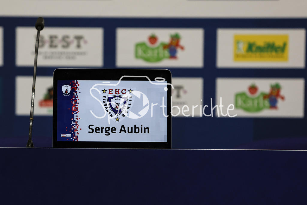 Eisbären Berlin - Augsburger Panther | Auf der Pressekonferenz warten die Anwesenden auf die beiden Trainer / Serge AUBIN / Retrogame / Retro Spieltag / Symbolbild