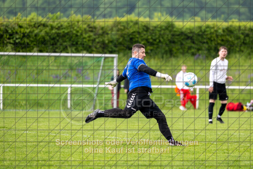 20250504_161318_0151 | #,TB Holzheim (weiß) vs. 1.FC Donzdorf II (rot), Fussball, Kreisliga B10 - Bezirk Neckar/Fils, 25. Spieltag, Saison 2024/2025, Jura-Rasensportplatz, Manzenstraße 60, 73037 Göppingen, 04.05.2025 - 15:00 Uhr,Foto: PhotoPeet-Sportfotografie/Peter Harich