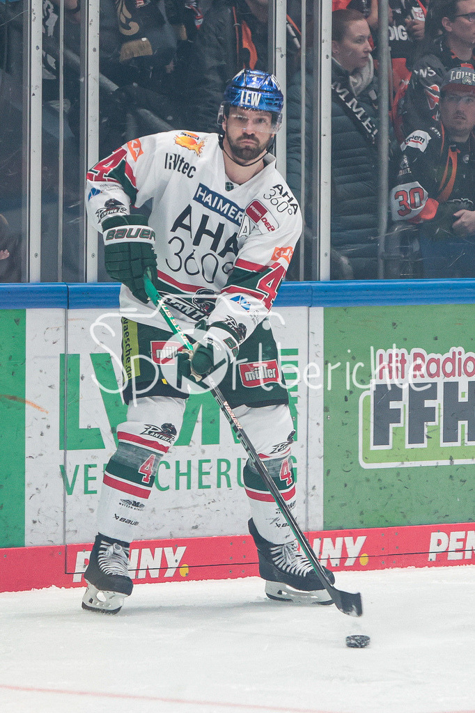 Löwen Frankfurt - Augsburger Panther | Henry HAASE (AEv #4) am Puck