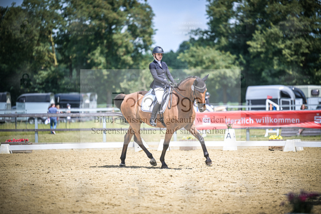 DOS_6401 | Entdecke hochwertige Reitturnierfotos von Foto Oger. Professionell, emotional und authentisch – jetzt Lieblingsmomente im Shop bestellen. - Realisiert mit Pictrs.com