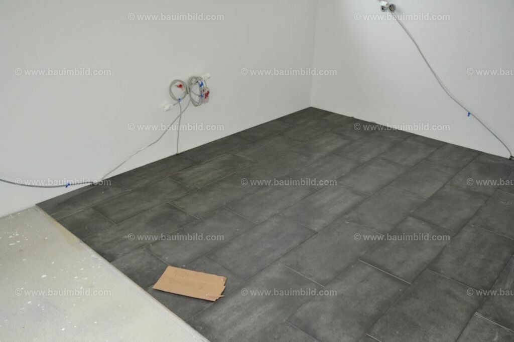 bib-lg21-fliesenlegerarbeiten-0083 | Nach LV-Leistungsgruppen sortierte Detailfotos über den Bau eines Hauses. Alle Hausbau-Bilder direkt vom Urheber und Autor der Website Haus-Selber-Bauen.com