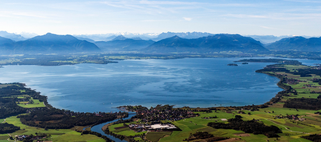 dr__0090657.jpg | SEEON-SEEBRUCK 23.09.2021 Uferbereiche am Seegebiet des Chiemsee in Seeon-Seebruck im Bundesland Bayern, Deutschland. // Riparian areas on the lake area of Chiemsee in Seeon-Seebruck in the state Bavaria, Germany. Foto: Daniel Reiter
