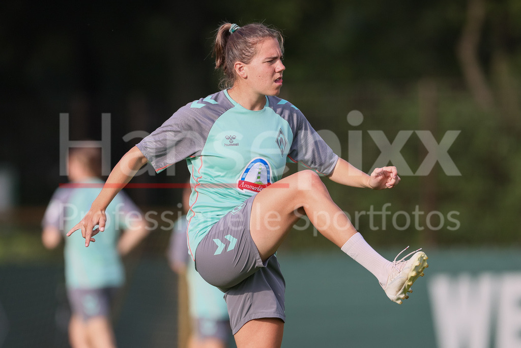 Fussball, Google Pixel Frauen-Bundesliga, Training SV Werder Bremen | v.li.: Rieke Dieckmann (SV Werder Bremen, 22) beim Warmlaufen, Portrait, Nahaufnahme, Einzelfoto, Einzelbild