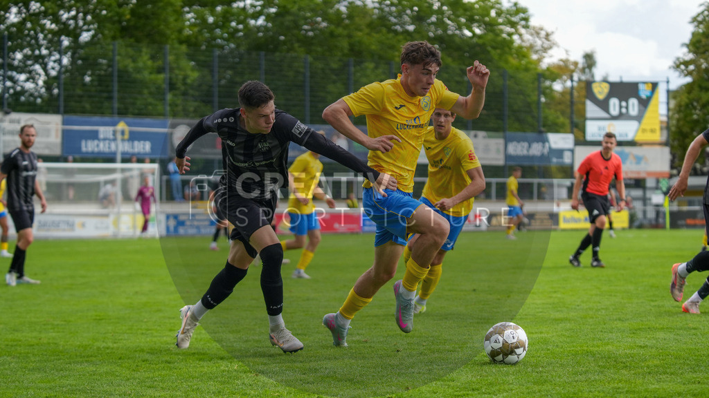 Fußball, Herren, Saison 2025/2026, Regionalliga Nordost, 2. Spieltag, FSV 63 Luckenwalde vs. Chemnitzer FC, Samstag 02.08.2025, Werner-Seelenbinder-Stadion Luckenwalde | Fußball, Herren, Saison 2025/2026, Regionalliga Nordost, 2. Spieltag, FSV 63 Luckenwalde vs. Chemnitzer FC, Samstag 02.08.2025, Werner-Seelenbinder-Stadion Luckenwalde, Im Bild: Niklas Walther (l. Chemnitz) und Tim Maciejewski (r. Luckenwalde) - Realisiert mit Pictrs.com