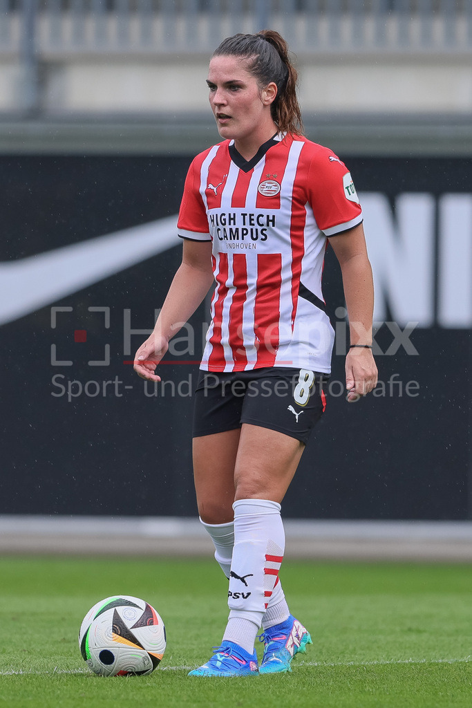 Fussball, Testspiel Frauen, VfL Wolfsburg - PSV Eindhoven | v.li.: Siri Worm (PSV Eindhoven, 8) am Ball, Freisteller, Einzelbild, Ganzkörper, Aktion, Action, Spielszene