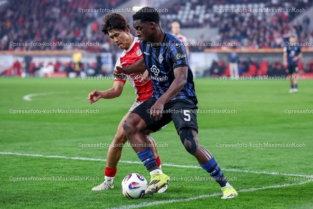 RWE04032601104 | 2026.03.04, Fußball, 3.Liga Herren, Rot-Weiss Essen -  SV Waldhof Mannheim, Stadion Hafenstraße, 27.Spieltag, Saison 2025 / 2026: Oluwaseun Ogbemudia (Waldhof Mannheim #05) im Zweikampf gegen  Kaito Mizuta&nbsp;(Rot-Weiss Essen #24)  DFB regulations prohibit any use of photographs as image sequences and or quasi-video.