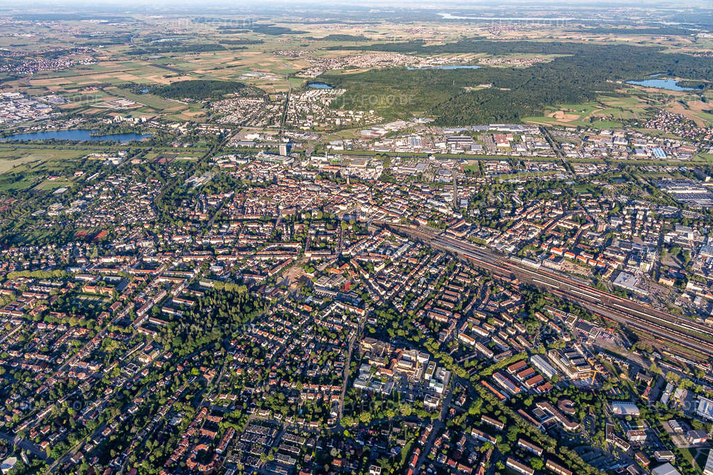 Luftbild: Stadtgebiet mit Außenbezirken und Innenstadtbereich in Offenburg im Bundesland Baden-Württemberg in Deutschland. Foto: IMG_114952.jpg vom 01.06.2019 durch Werner Riehm/FLY-FOTO.de