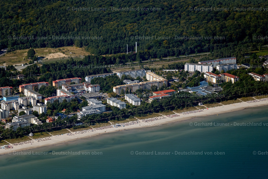 4061315 | BINZ 08.09.2021 Stadtzentrum und Innenstadtbereich am Strand- Ufer mit Sonnenschirmreihen am Sand- Strand im Küstenbereich der Ostsee in Binz im Bundesland Mecklenburg-Vorpommern, Deutschland. // City center in the city center on the beach shore with rows of parasols on the sandy beach in the coastal area of the Baltic Sea in Binz in the state Mecklenburg - Western Pomerania, Germany. Foto: Gerhard Launer