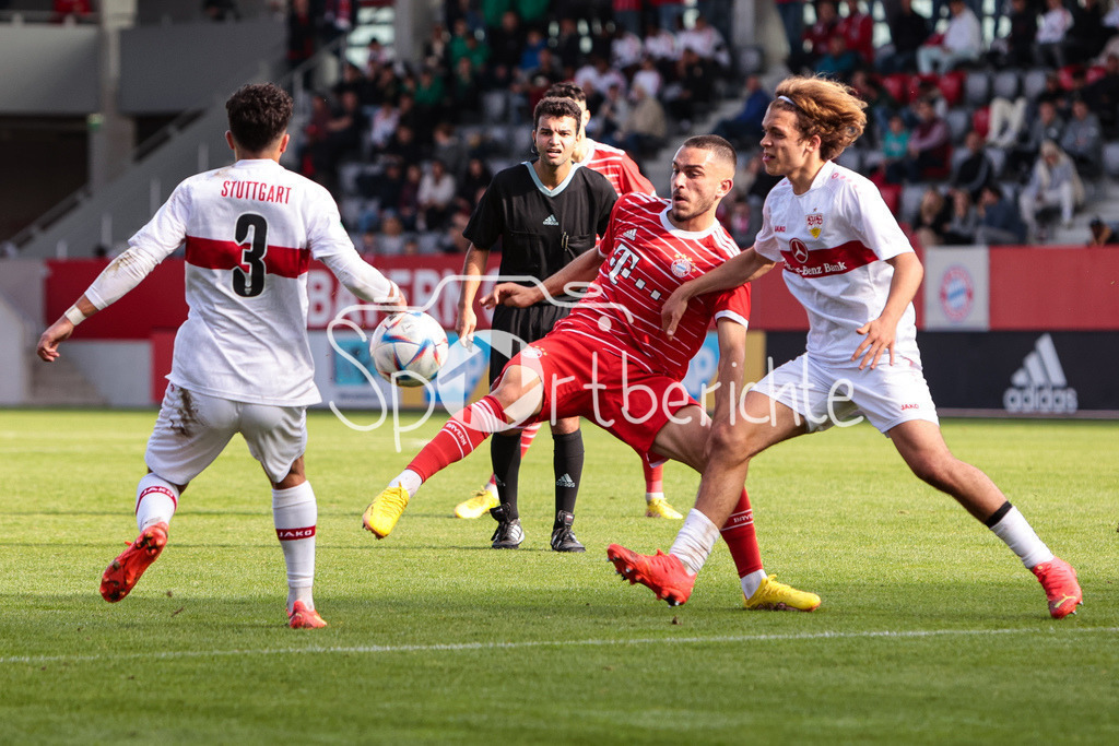 FC Bayern Muenchen U19 - VfB Stuttgart U19 | Arijon IBRAHIMOVIC (FCB #10) im Duell mit Nathan WINKLER (VfB #8)