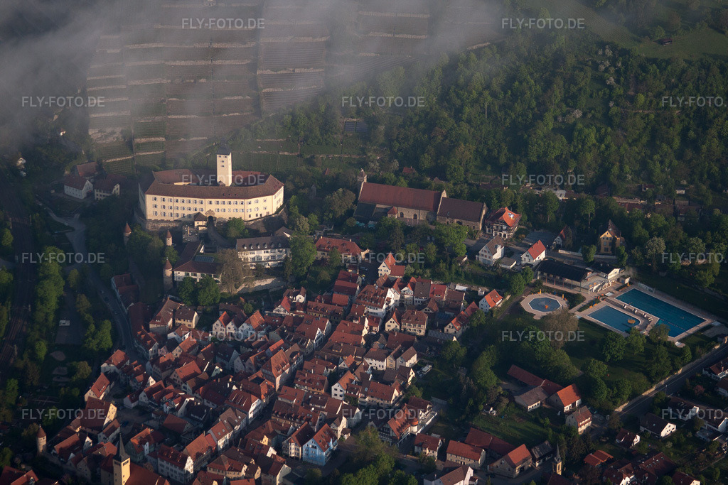 Luftbild: Schloss Horneck im Morgennebel im Ortsteil Michaelsberg in Gundelsheim im Bundesland Baden-Württemberg in Deutschland. Foto: IMG_56994.jpg vom 08.05.2013 durch Werner Riehm/FLY-FOTO.de