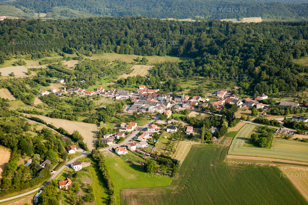 Luftbild: Ortsansicht von Norden in Bidlingen im Bundesland Moselle in Frankreich. – Foto: IMG_29458.jpg vom 26.06.2010 durch Werner Riehm/FLY-FOTO.de – Auflösung des Originals: 4752 x 3168 px