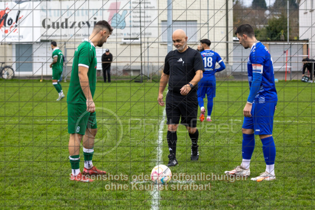 20251116_143054_0092 | #,KSG Eislingen (grün) vs. Croatia 2012 Geislingen (blau), Fussball, Kreisliga A3 - Bezirk Neckar/Fils, 13. Spieltag, Saison 2025/2026, Rasensportplatz KSG, Albstraße 69, 73054 Eislingen, 16.11.2025 - 14:30 Uhr,Foto: PhotoPeet-Sportfotografie/Peter Harich
