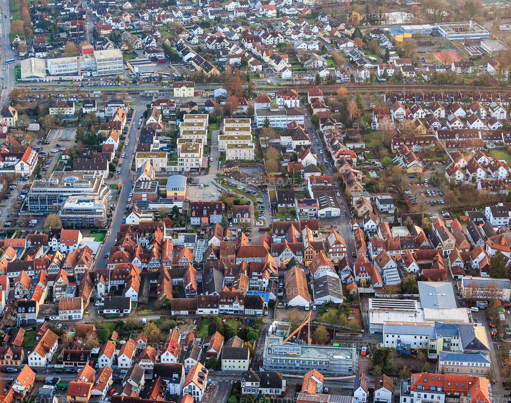 Luftbild: Baugrube zur Erweiterung der Wohnanlage Im Stadtkern in Kandel im Bundesland Rheinland-Pfalz in Deutschland. Foto: IMG_152158.jpg vom 12.12.2025 durch Werner Riehm/FLY-FOTO.de