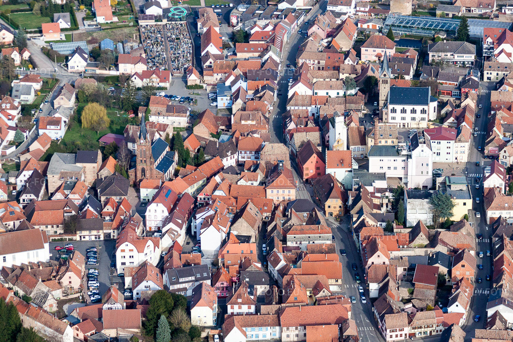 Vue aérienne: Vue de la ville depuis le centre-ville de Pfaffenhoffen à Val-de-Moder dans le département Bas Rhin, France. Photo: IMG_38638.jpg prise le 20/03/2011 par Werner Riehm/FLY-FOTO.euRésolution de l'original: 4752 x 3168 px