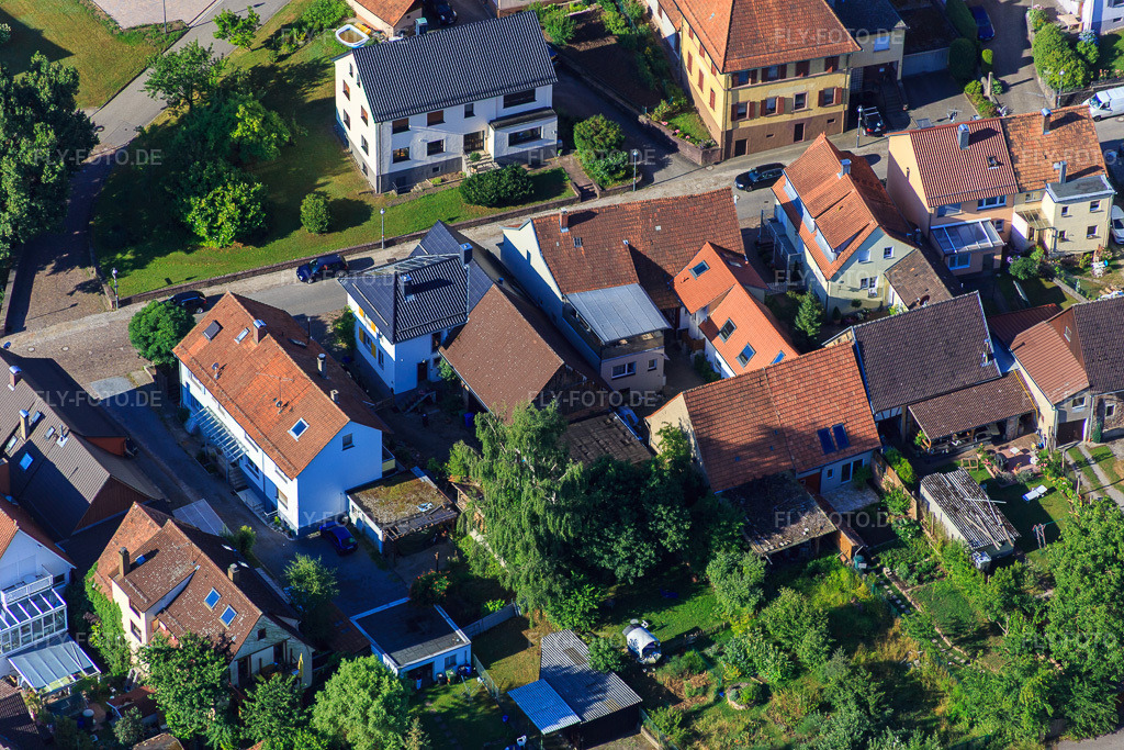 Luftbild: Lange Straße im Ortsteil Schluttenbach in Ettlingen im Bundesland Baden-Württemberg in Deutschland. Foto: IMG_084017.jpg vom 26.07.2015 durch Werner Riehm/FLY-FOTO.de
