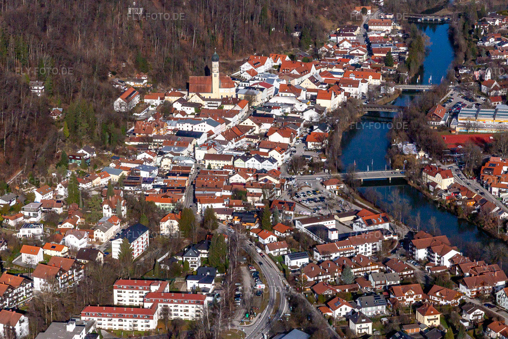 Luftbild: Altstadt an der Loisach in Wolfratshausen im Bundesland Bayern in Deutschland. Foto: IMG_139504.jpg vom 27.12.2023 durch Werner Riehm/FLY-FOTO.de