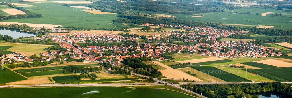 Aerial view: Panorama - Perspective of agricultural fields and usable areas in Rountzenheim in the state Bas-Rhin, France. – Photo: IMG_30568-Bearbeitet.jpg taken on 07/09/2010 by Werner Riehm/FLY-FOTO.com – Resolution of the original: 8932 x 3017 px