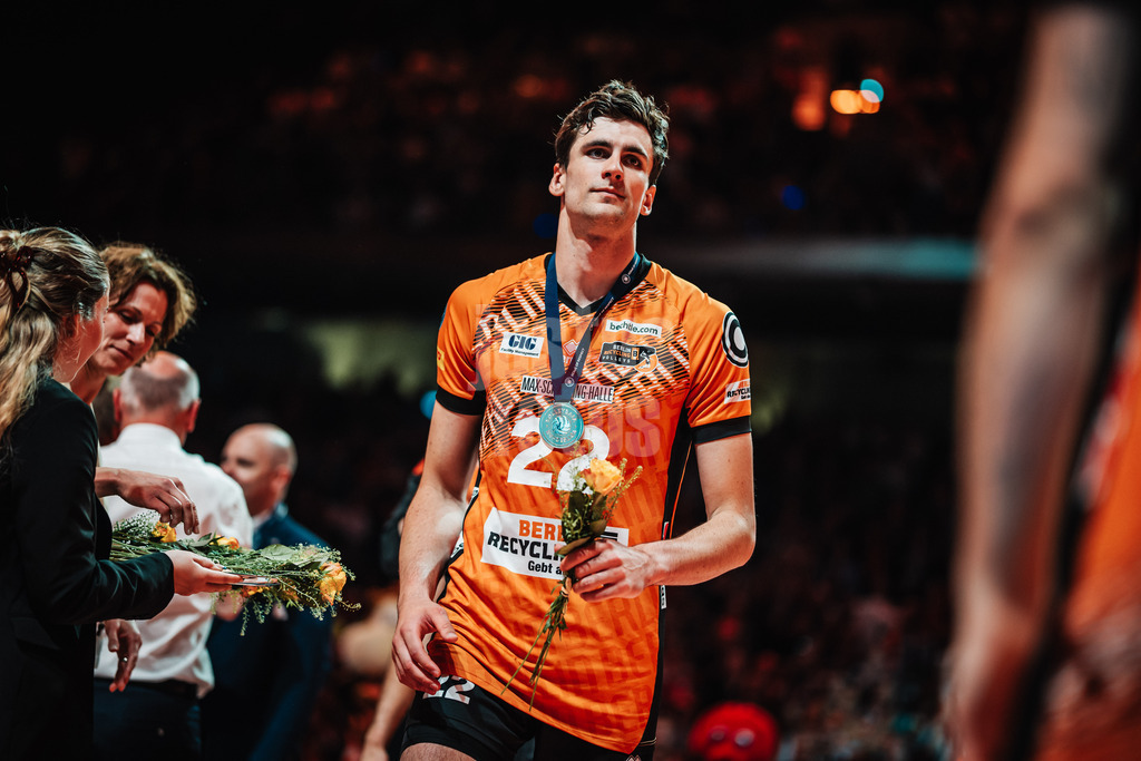 Volleyball | Herren | Saison 2024/2025 | 1. Volleyball Bundesliga Männer | Finale | BERLIN RECYCLING Volleys vs. SVG Lüneburg | 03.05.2025 | Jake Hanes (#22, Berlin Recycling Volleys) bei der Siegerehrung